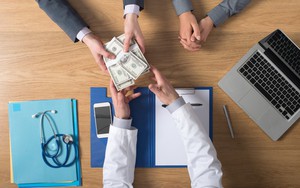 Bác sĩ Mỹ được trả lương như thế nào?