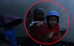 Trẻ con khóc thét khi chứng kiến thủy điện Hòa Bình xả lũ, người lớn vô tư chụp ảnh