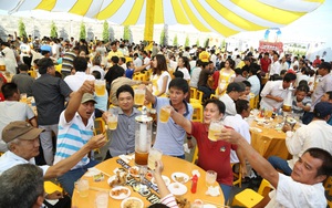2000 anh em chí cốt "vui quá xá" tại lễ hội bia bồn đầu tiên