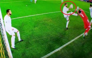 Ramos chơi "bóng chuyền" lộ liễu, Real Madrid vẫn thoát penalty