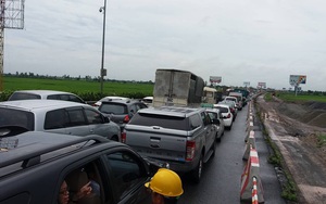Xe tải va chạm xe khách, cao tốc Pháp Vân - Cầu Giẽ ùn tắc nghiêm trọng