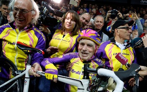 Xem cụ ông 105 tuổi phá kỷ lục đạp xe trong 1 giờ