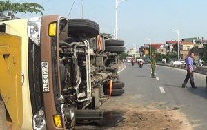 Hà Nội: Xe khách lật nghiêng giữa đường, nhiều người bị thương