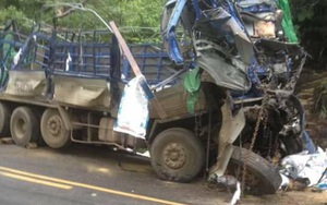 Hoà Bình: Xe tải chở cám đâm vào vách núi, 2 người tử vong