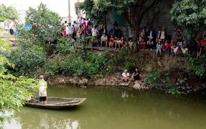 Hà Nam: Dừng xe quá gần đường sắt, mẹ và con gái bị tàu đâm tử vong