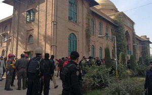 Pakistan: Tay súng Taliban cải trang thành phụ nữ tấn công trường đại học
