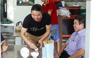 Đời thực của A Lý phim "Người phán xử": Vừa chạy bàn, vừa xếp khách tất bật ở quán bia