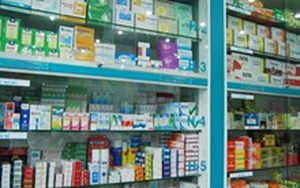 Nam thanh niên quỳ gối chết bí ẩn trước tiệm thuốc tây của bạn gái