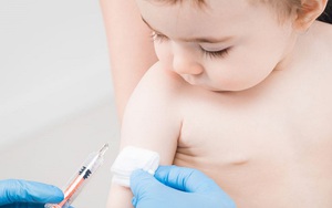 Sốt sau tiêm vaccine ở trẻ em: Kèm dấu hiệu nào thì nguy hiểm?