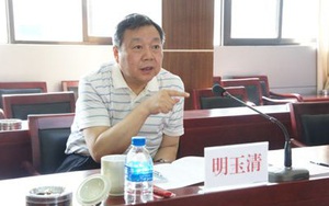 Bi hài quan tham TQ dùng thân phận giả ra vào quán rượu, lôi kéo cả họ hàng sa ngã