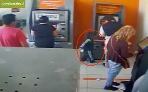 Bé 4 tuổi giật tiền ở cây ATM trước mặt nạn nhân