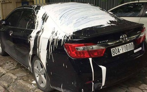 Hà Nội: Ô tô để trong ngõ bị đổ sơn trắng lên trên