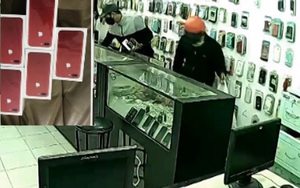 Trộm đu dây vào siêu thị trộm iphone 7, bảo vệ nằm im giả vờ ngủ