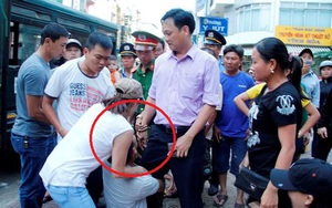 [VIDEO] Phó Chủ tịch bị ôm chân khi dẹp lòng đường: "Mất hơn 10 phút mới gỡ được tay người này"