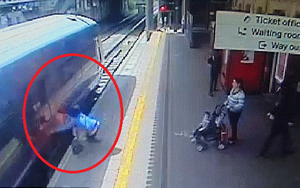Người phụ nữ bị tàu kẹp tay, kéo lê 18 mét trước sự kinh hoàng của hành khách trên sân ga