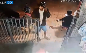 Clip: Cô gái bị cướp giật đồ ngay trước cửa nhà