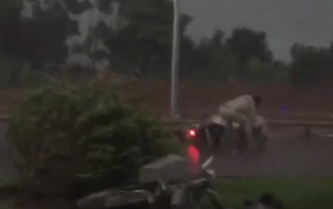 [Video] Mưa gió khủng khiếp ở Hà Nội chiều nay, người đi xe máy gồng mình vẫn bị quật ngã