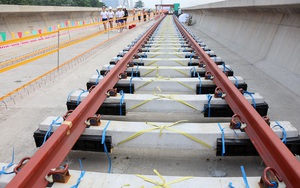 Tuyến Metro trị giá 2,49 tỷ USD Bến Thành - Suối Tiên chính thức lắp đường ray