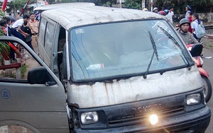 Bị truy đuổi qua 30km, xe chở gỗ lậu lao qua barie chắn tàu, tài xế bung cửa chạy
