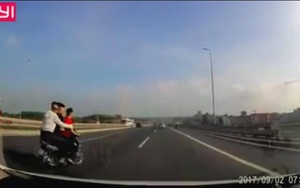 Ba nam thanh niên đi xe máy đánh võng trên cầu Nhật Tân khiến ô tô gặp nạn