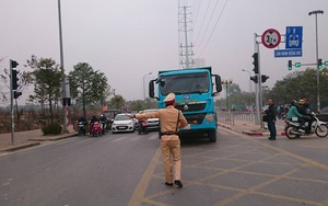 Hàng chục xe bị phạt lấn làn BRT ngay ngày đầu tiên