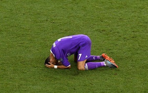 Ronaldo gục xuống cỏ, Real Madrid vỡ òa vì cảm xúc sau khi phá tan lời nguyền