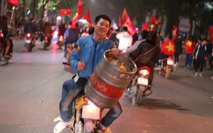 Những nhạc cụ gõ mừng U23 Việt Nam chiến thắng đặc dị khác thường nhất đêm qua