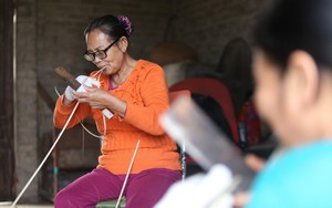 Ngôi làng 60 năm làm nghề chẻ lạt để gói bánh ở Hà Nội