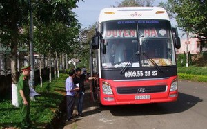 Mâu thuẫn, nhóm thanh niên ném đá vỡ kính rồi xịt hơi cay vào trong xe khách