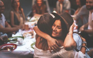 Làm sao để biết một cái ôm có chứa đựng cảm xúc chân thành hay không - đây là câu trả lời cho bạn