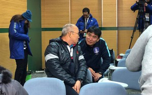 Phía sau cái cúi đầu, kính cẩn chào HLV Park Hang-seo của HLV U23 Hàn Quốc