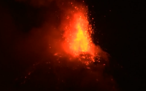 Cận cảnh núi lửa Mayon phun trào: Dung nham sôi sùng sục, tro bụi cuồn cuộn che kín trời