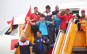 TGĐ Vietjet Air xin lỗi "sự cố" người mẫu hở hang trên máy bay đón U23 Việt Nam