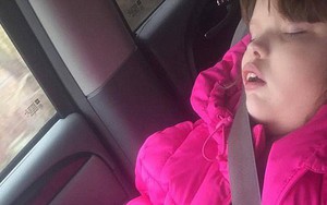 Cô bé 11 tuổi mắc căn bệnh kỳ lạ khiến cơ thể luôn rơi vào trạng thái buồn ngủ, choáng váng