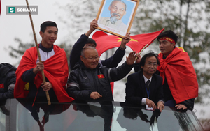 HLV Park Hang-seo khóc, "đẩy" công sang cho Ban huấn luyện