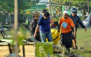 Indonesia đào hố chôn tập thể 300 nạn nhân động đất - sóng thần