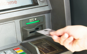 Không may bị nuốt thẻ ATM khi đang rút tiền, đây là những điều bạn cần làm ngay