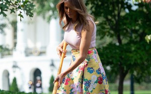 Những lần bà Melania Trump bị chỉ trích đã chứng minh: Mặc đẹp thôi chưa đủ, trang phục còn cần phải hợp hoàn cảnh nữa