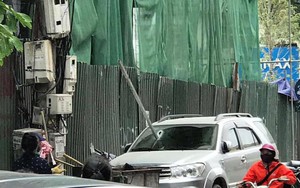 Hà Nội: Thanh sắt từ công trình xây dựng rơi xuống đâm thủng ô tô 7 chỗ