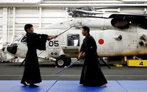Hình ảnh vũ khí và sinh hoạt trên tàu sân bay trực thăng Kaga của Nhật