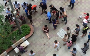 Hà Nội: Sau 2 tiếng nổ lớn, người phụ nữ bị thương ngồi bệt xuống sân chung cư