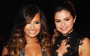 Đang ở trung tâm cai nghiện, Demi Lovato suy sụp khi nghe tin bạn thân Selena Gomez mang bệnh nặng