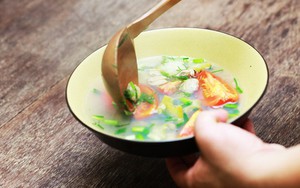 Tranh luận trái chiều về thói quen ăn cơm chan canh gây bệnh dạ dày: Đâu là cách ăn đúng?