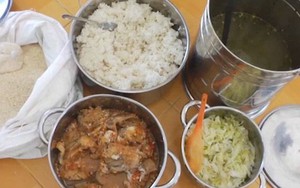 Vụ trẻ ăn gạo mốc, đầu cá: "Canh" sát bữa ăn!