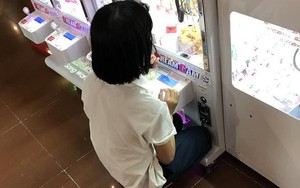 Hai cô bé cấp 2 khiến MXH tranh cãi vì mạnh tay chi 3 triệu rưỡi mua xèng chơi gắp thú ở TTTM