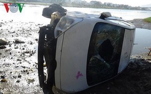 Taxi “bay” xuống sông, lái xe thoát chết