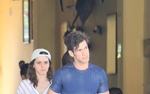 Emma Watson ôm hôn bạn trai mới - một giám đốc điển trai tốt nghiệp đại học danh tiếng