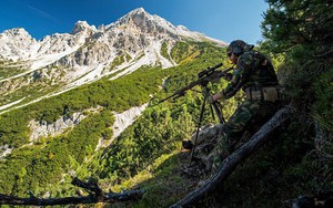 Cận cảnh lính bắn tỉa NATO tập luyện trên lưng chừng dãy Alps
