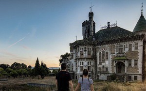 Cặp đôi nhiếp ảnh gia chỉ thích tới các tòa nhà bỏ hoang rùng rợn khắp Châu Âu để chụp ảnh cho nhau