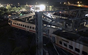 Hiện trường thảm khốc vụ tàu cao tốc trật bánh, lật nhào tại Đài Loan